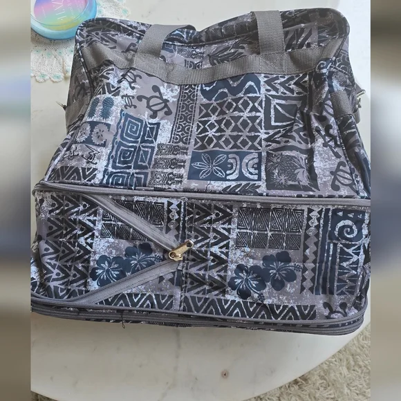 NWT Hawaii Spirit soft luggage bag with double zip extenders and swivel wheels. - Picture 12 of 13